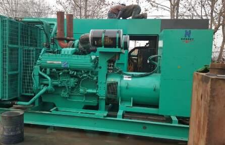 君山发电机组如何判断水冷式机油散热器内部是否需要清洗？